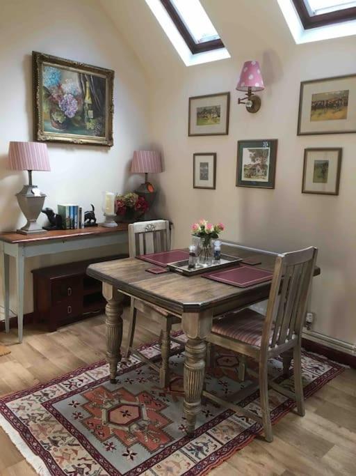 The Grooms Loft Self Contained Apartment Milton Abbas Exteriör bild